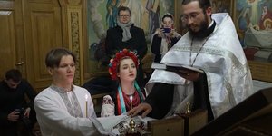 Νεαρό ζευγάρι από την Ουκρανία παντρεύεται υπό τον ήχο των σειρήνων του πολέμου