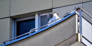 Άνδρας της Σήμανσης στο μπαλκόνι απ' όπου πήδηξε η οικογένεια των Γάλλων στο Μοντρέ