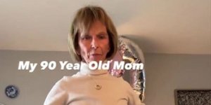 Μια γυναίκα μοιράστηκε στο TikTok ένα βίντεο με την 90χρονη μαμά της, η οποία εξακολουθεί να είναι εντυπωσιακά ευλύγιστη