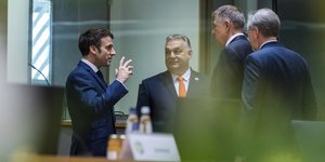 Ο Γάλλος πρόεδρος Εμανουέλ Μακρόν, αριστερά, μιλά με τον Ούγγρο πρωθυπουργό Βίκτορ Όρμπαν, στο κέντρο, κατά τη διάρκεια συνάντησης στρογγυλής τραπέζης στη Σύνοδο Κορυφής της ΕΕ στις Βρυξέλλες, Παρασκευή 25 Μαρτίου 2022