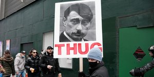 Putin Hitler πόστερ αντιπολεμική διαδήλωση