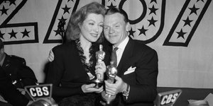 Η ηθοποιός Greer Garson κέρδισε το Όσκαρ Α' Γυναικείου Ρόλου για την ερμηνεία της στην ταινία Mrs. Miniver και ο ηθοποιός James Cagney κέρδισε το Όσκαρ Α' Ανδρικού Ρόλου για τον ρόλο του στο Yankee Doodle Dandy