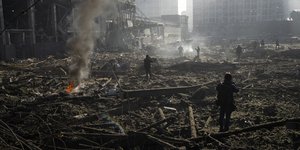 Εικόνες απόλυτης καταστροφής μετά από ρωσικό βομβαρδισμό στο Κίεβο