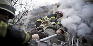 Διάσωση ηλικιωμένης από τη φλεγόμενη πολυκατοικία στο Κίεβο