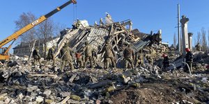 Διασώστες στο σημείο της ρωσικής επίθεσης στο Μικολάιβ της Ουκρανίας