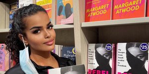 Η Rahaf Mohammed κρατά το βιβλίο