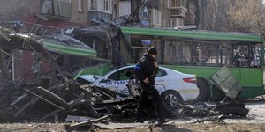 Κατεστραμμένο από ρωσικούς βομβαρδισμούς τρόλει στο Κίεβο