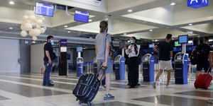 αφιξεις με γκρι βερμουδα