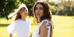 γυναίκα με λευκό φόρεμα