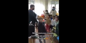 Το συγκινητικο καλωσόρισμα ενός παιδιού από την Ουκρανία από τους νέους στου συμμαθητές