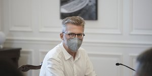 ο Άκης Σκέρτσος με μάσκα