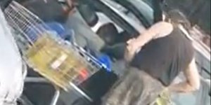 Άνδρας γεμίζει το ρεζερβουάρ του αυτοκινήτου του με φυτικό λάδι