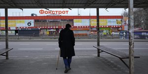 Άνδρας περπατά σε πόλη της Ουκρανίας εν μέσω της ρωσικής εισβολής