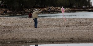 Άνδρας πετά χαρταετό την Καθαρά Δευτέρα με άστατο καιρό