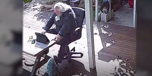 Άνδρας παίρνει την τρομάρα της ζωής του όταν βλέπει ξαφνικά στα πόδια του ένα φίδι