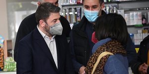ανδρουλακης μιλαει με γυναικα