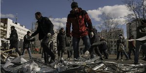 Συνεχίζεται η αναζήτηση στα συντρίμμια των βομβαρδισμένων κτιρίων της Μαριούπολης στην Ουκρανία