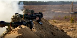 Βρετανοί στρατιώτες σε αντιαρματική άσκηση