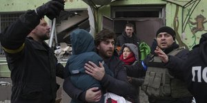 αντρας αγκαλια παιδι 