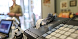 Ταμειακή μηχανή εκδίδει μια απόδειξη