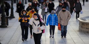 Κόσμος περπατάει στην Πλατεία Συντάγματος