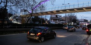 Αυτοκίνητα κινούνται επί της λεωφόρου Μεσογείων