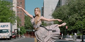 Γυναίκα κάνει μπαλέτο στο δρόμο