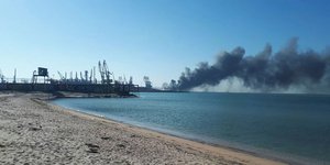 Καπνός από το πλοίο που καταστράφηκε στο λιμάνι του Μπερντιάνσκ