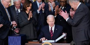 Ο Τζο Μπάιντεν υπογράφει νομοσχέδιο για την παροχή στήριξης στην Ουκρανία
