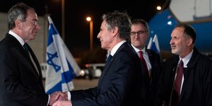 Ο Αμερικανός πρέσβης στο Ισραήλ (αριστερά) καλωσορίζει στη χώρα τον Μπλίνκεν