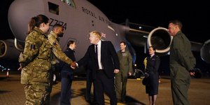 Ο Μπόρις Τζόνσον συναντά μέλη των βρετανικών στρατευμάτων