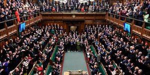 Οι βουλευτές της Βρετανίας χειροκροτούν όρθιοι τον Ζελένσκι