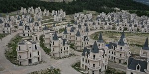 τουρκική πόλη φάντασμα με απόκοσμα μεσαιωνικά κάστρα