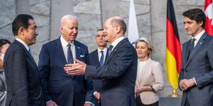 Ο πρωθυπουργός του Καναδά (δεξιά) και ο Ιάπωνας ομόλογός του (αριστερά)