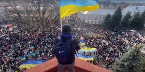 Διαδήλωση Ουκρανών σε πόλη που ελέγχουν οι Ρώσοι
