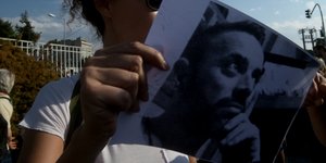 Η φωτογραφία του Βασίλη Δημάκη σε παλαιότερη συγκέντρωση υπέρ του