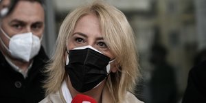 Η Ρένα Δούρου στην απολογία της για τις φονικές πλημμύρες στη Μάνδρα