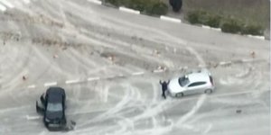 O άμαχος με τα χέρια ψηλά λίγο πριν σωριαστεί νεκρός από τα πυρά Ρώσων στρατιωτών, όπως λέει το ZDF