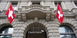 Είσοδος του ιστορικού κτιρίου τράπεζας της ελβετικής τράπεζας Credit Suisse στην πλατεία Parade στην πόλη της Ζυρίχης 