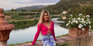 Γυναίκα με φούστα μίντι 