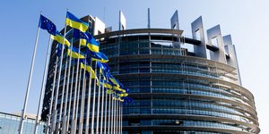 Ευρωπαϊκό Κοινοβούλιο στο Στρασβούργο με σημαίες της Ουκρανίας