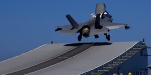Ένα αμερικανικό F-35 απονηώνεται από αεροπλανοφόρο