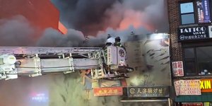 Μεγάλη πυρκαγιά σε εμπορικό κέντρο της Νέας Υόρκης