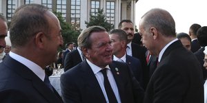 Ο Γκέρχαρντ Σρέντερ με τους Ρετζέπ Ταγίπ Ερντογάν και Μεβλούτ Τσαβούσογλου