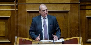 Ο κυβερνητικός εκπρόσωπος, Γιάννης Οικονόμου, από το βήμα της Βουλής