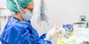 γιατρος βαζει γαντια 