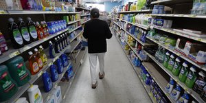 γυναίκα ψωνίζει σε σούπερ μάρκετ