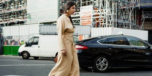 γυναίκα με φόρεμα