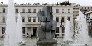 γλυπτο συντριβανι δημαρχειο