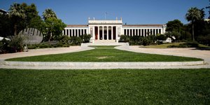 Εθνικο αρχαιολογικό μουσείο γρασιδι